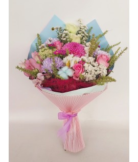 More than 10 different types of flowers